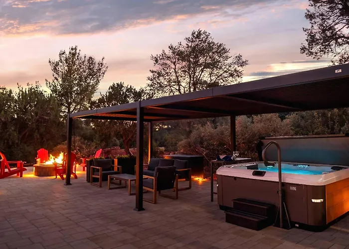 New! Amazing Views In Uptown | Hot Tub | Sleeps 9