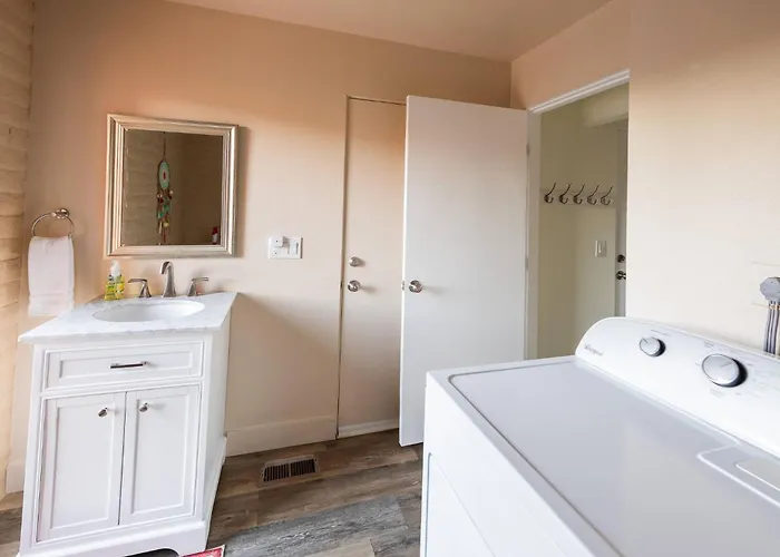 Holiday home New! Amazing Views In Uptown | Hot Tub | Sleeps 9 *